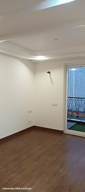 Room in 3 BHK Builder Floor at Sector 17 – for Rent