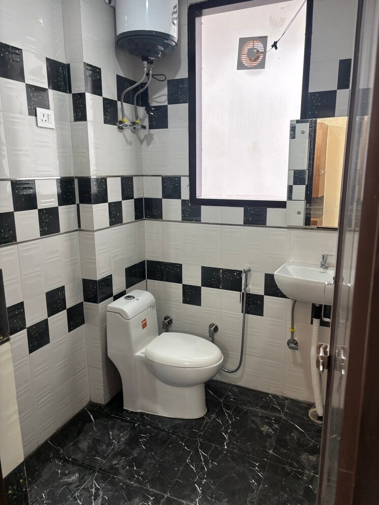 Bathroom, rwa-parmanand 2 Bedroom 720 Sq.Ft. Builder Floor In Mukherjee Nagar Delhi 9548659