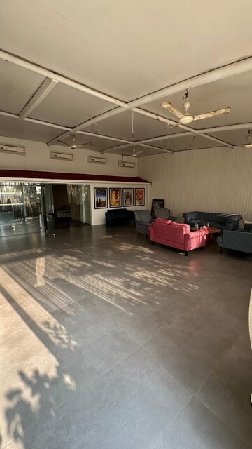 Parking in 6 BHK Villa at Juhu – for Rent