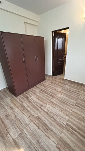 Room in 4 BHK Apartment at DLF Oakwood Estate, Dlf Phase ii – for Rent