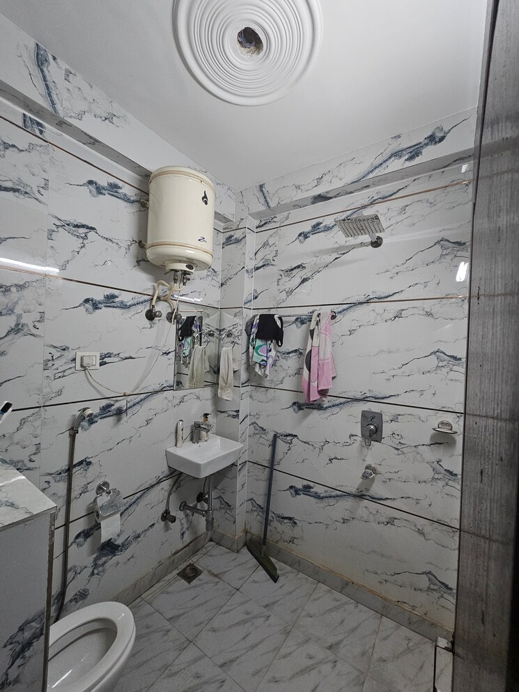 Bathroom, mahavir enclave 1 3 Bedroom 112 Sq.Yd. Builder Floor In Mahavir Enclave 1 Delhi 9548735