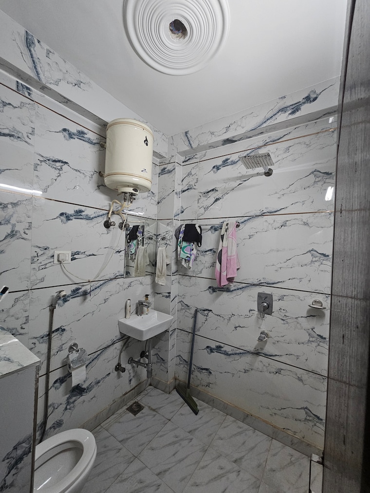 Bathroom, mahavir enclave 1 3 Bedroom 112 Sq.Yd. Builder Floor In Mahavir Enclave 1 Delhi 9548735