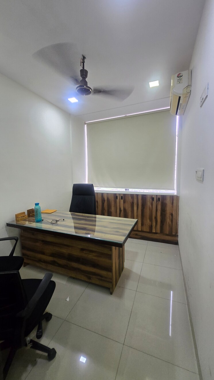 Team Area, garnet-paladium Commercial Office Space 300 Sq.Ft. In Goregaon East Mumbai 9548752