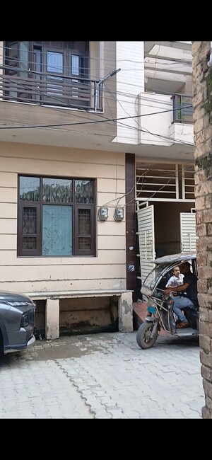 Parking in 6 BHK Independent House at Tehsil Camp – for Sale