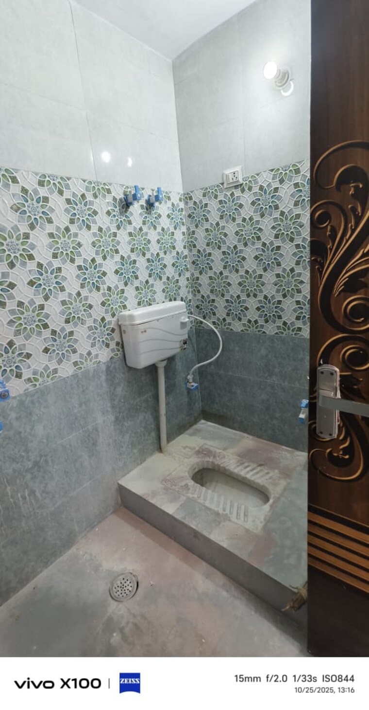 Bathroom, abul fazal enclave part 1 3 Bedroom 900 Sq.Ft. Apartment In Abul Fazal Enclave Part 1 Delhi 9548908