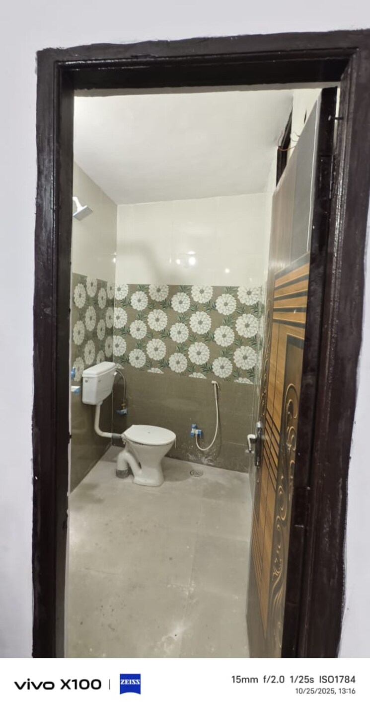 Bathroom, abul fazal enclave part 1 3 Bedroom 900 Sq.Ft. Apartment In Abul Fazal Enclave Part 1 Delhi 9548908