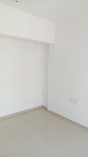 Room in 2 BHK Apartment at Kalpataru Immensa, Kolshet Road – for Rent