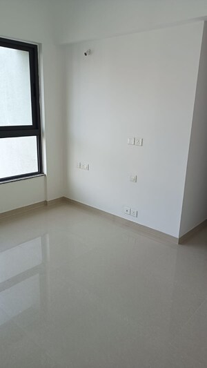 Room in 2.5 BHK Apartment at Hiranandani Cardinal, Ghodbunder Road – for Rent
