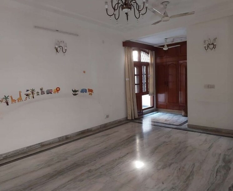 Room, south extension ii 4 Bedroom 500 Sq.Yd. Builder Floor In South Extension ii Delhi 9549025