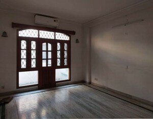 Room in 4 BHK Builder Floor at South Extension ii – for Rent