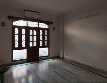 Room in 4 BHK Builder Floor at South Extension ii – for Rent