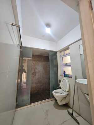 Bathroom in 4 BHK Apartment at Tulsi Villa Santacruz, Santacruz West – for Rent