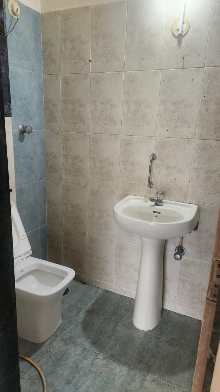 Bathroom, chembur 2 Bedroom 910 Sq.Ft. Apartment In Chembur Mumbai 9549259