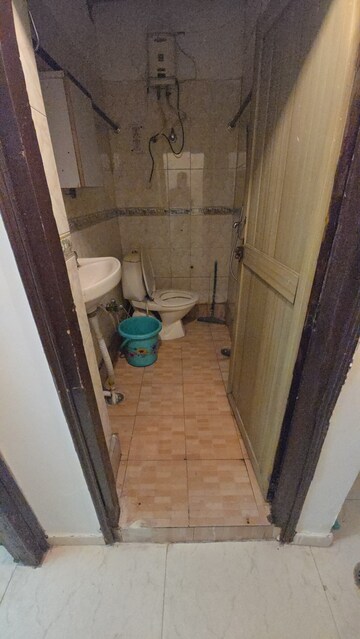 Furnished Amenities in 1.5 BHK Apartment at Lajpat Nagar – for Rent