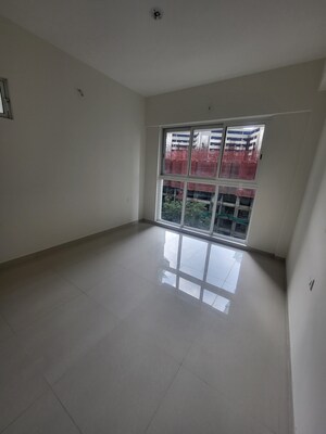 Room in 2 BHK Apartment at Lodha Amara, Kolshet Road – for Rent