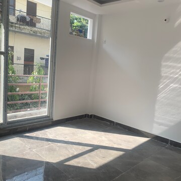 Room in 3 BHK Builder Floor at Katwaria Sarai – for Rent