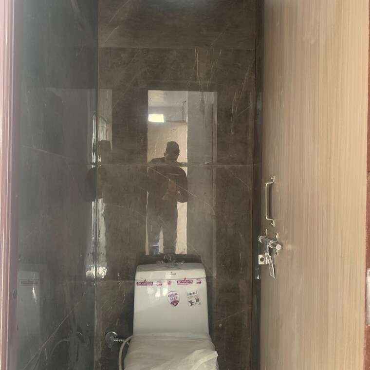 Bathroom, katwaria sarai 3 Bedroom 800 Sq.Ft. Builder Floor In Katwaria Sarai Delhi 9549641