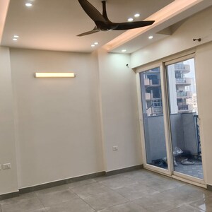 Room in 4 BHK Apartment at Saya Gold Avenue, Vaibhav Khand – for Rent