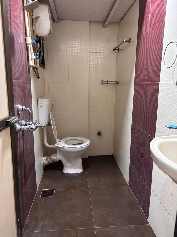 Bathroom, om-sai-plaza 2 Bedroom 600 Sq.Ft. Apartment In Ghodbunder Road Thane 9549704