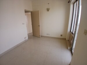 Room in 2 BHK Apartment at DLF Regency Park I, Dlf Phase iv – for Rent