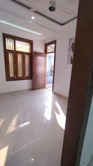 Room in 3 BHK Builder Floor at Dwarka Mor – for Rent