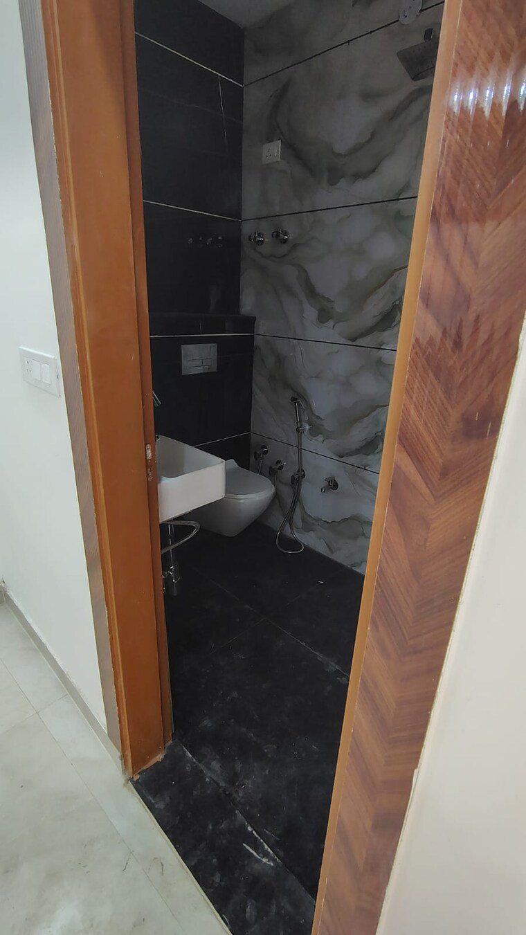 Bathroom, dwarka mor 3 Bedroom 900 Sq.Ft. Builder Floor In Dwarka Mor Delhi 9549750