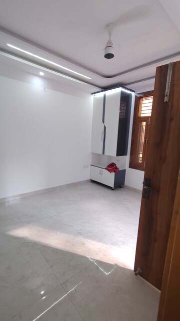 Room in 3 BHK Builder Floor at Dwarka Mor – for Rent