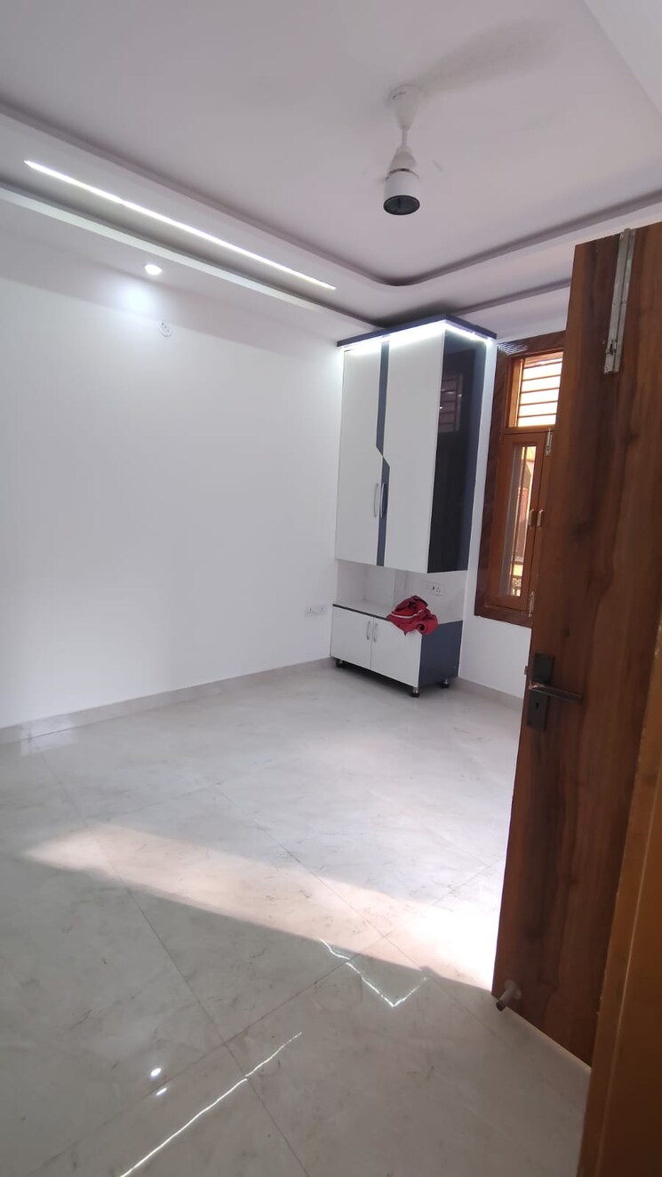 Room, dwarka mor 3 Bedroom 900 Sq.Ft. Builder Floor In Dwarka Mor Delhi 9549750