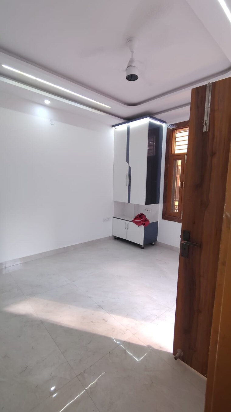 Room, dwarka mor 3 Bedroom 900 Sq.Ft. Builder Floor In Dwarka Mor Delhi 9549750