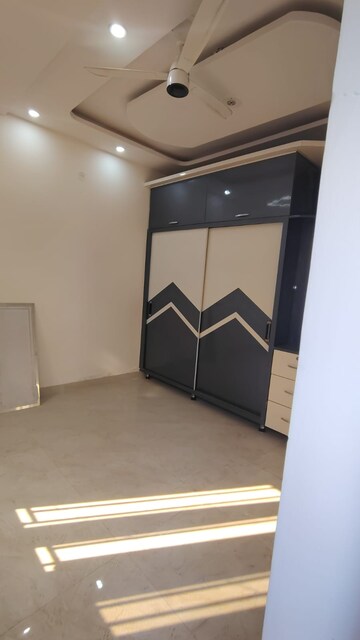 Room in 3 BHK Builder Floor at Dwarka Mor – for Rent