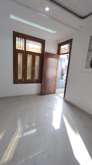 Room in 3 BHK Builder Floor at Dwarka Mor – for Rent