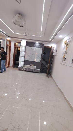 Parking in 3 BHK Builder Floor at Dwarka Mor – for Rent