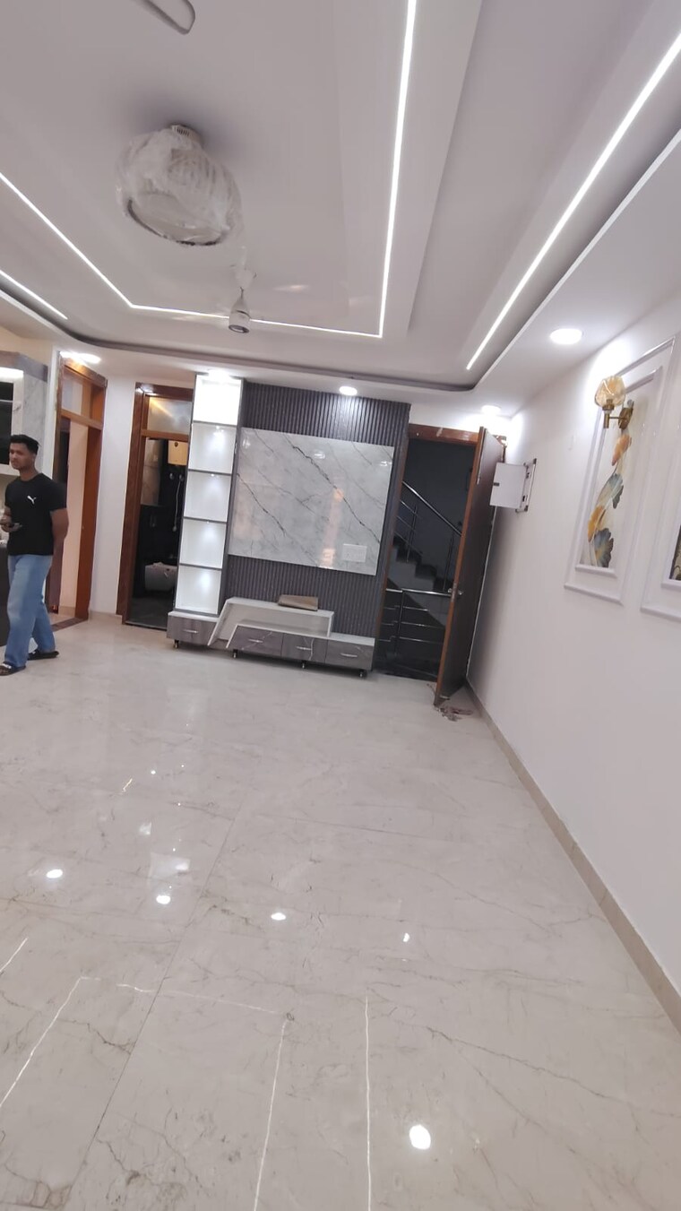  Parking, dwarka mor 3 Bedroom 900 Sq.Ft. Builder Floor In Dwarka Mor Delhi 9549750