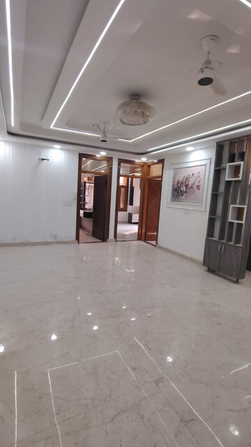 Room in 3 BHK Builder Floor at Dwarka Mor – for Rent