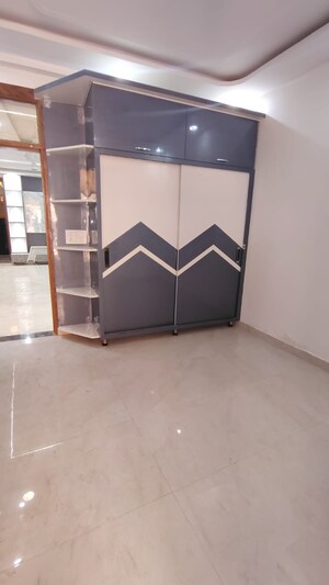 Room in 3 BHK Builder Floor at Dwarka Mor – for Rent