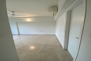 Room in 2.5 BHK Apartment at Godrej The Trees, Vikhroli East – for Rent