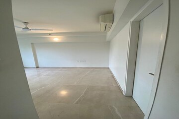 Room in 2.5 BHK Apartment at Godrej The Trees, Vikhroli East – for Rent