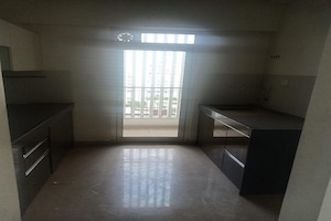 Room in 2.5 BHK Apartment at Godrej The Trees, Vikhroli East – for Rent