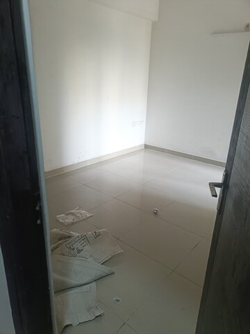 Room in 3 BHK Apartment at Ajnara Le Garden, Sector 16b Greater Noida – for Rent