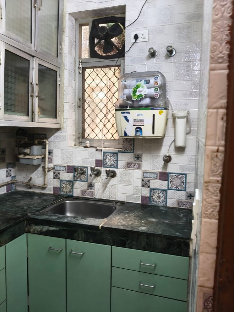 Kitchen, uma-cooperative-society 2.5 Bedroom 850 Sq.Ft. Apartment In Mayur Vihar 1 Delhi 9549862