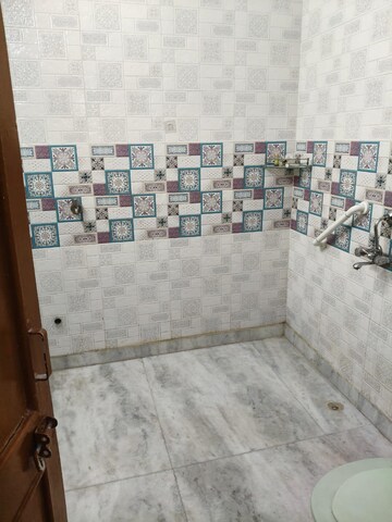 Attached Bathroom in 2.5 BHK Apartment at Uma Cooperative Society, Mayur Vihar 1 – for Rent