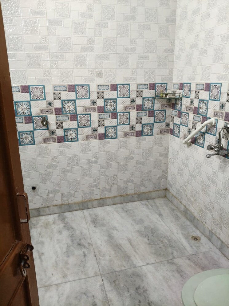 Attached Bathroom, uma-cooperative-society 2.5 Bedroom 850 Sq.Ft. Apartment In Mayur Vihar 1 Delhi 9549862