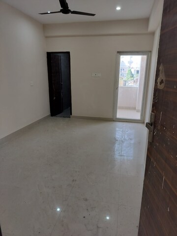 Room in 3.5 BHK Apartment at Unitech Uniworld Gardens, Sector 47 – for Sale