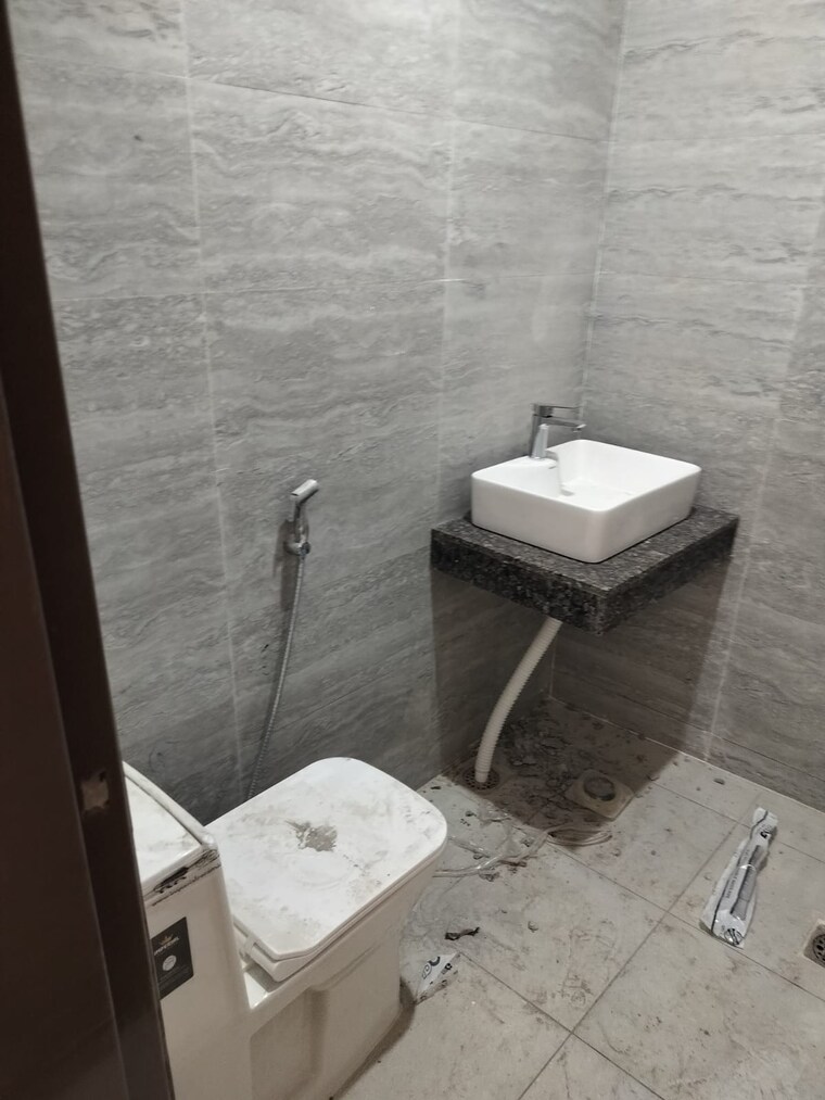 Bathroom, unitech-uniworld-gardens 3.5 Bedroom 2086 Sq.Ft. Apartment In Sector 47 Gurgaon 9549917