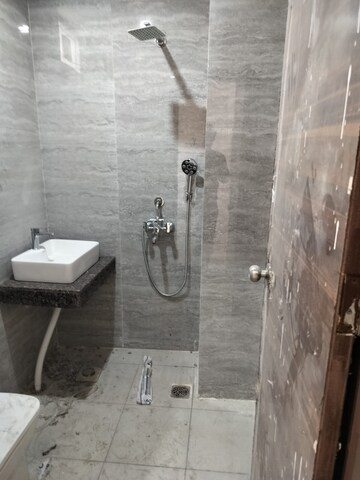 Bathroom in 3.5 BHK Apartment at Unitech Uniworld Gardens, Sector 47 – for Sale