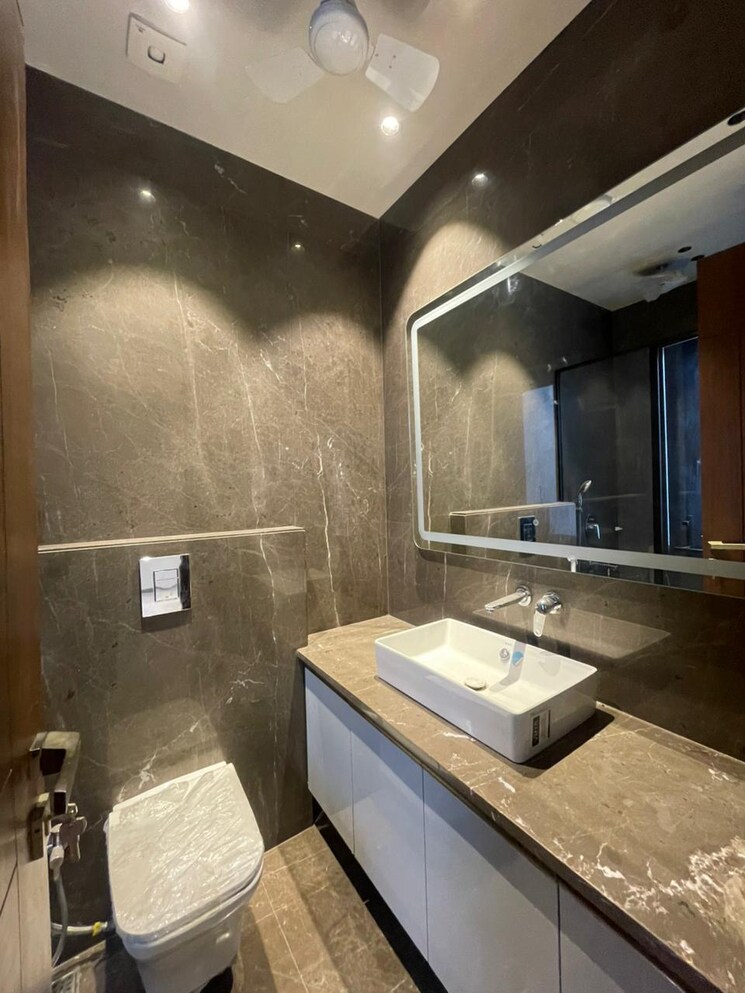 Bathroom, safdarjung enclave 4 Bedroom 2100 Sq.Ft. Builder Floor In Safdarjung Enclave Delhi 9549947