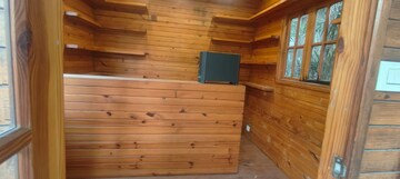 Furnished Amenities in 4 BHK Builder Floor at Sarvapriya Vihar – for Rent