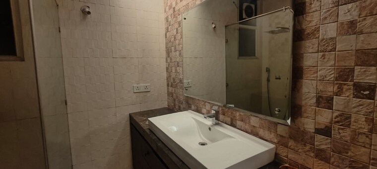Bathroom, sarvapriya vihar 4 Bedroom 2500 Sq.Ft. Builder Floor In Sarvapriya Vihar Delhi 9549980
