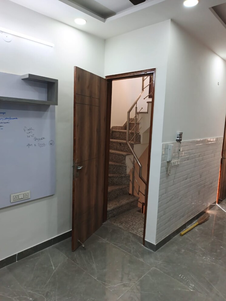 Room, rohini sector 25 2 Bedroom 32 Sq.Mt. Builder Floor In Rohini Sector 25 Delhi 9550022