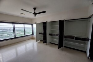 Room in 3 BHK Apartment at Godrej Platinum Mumbai, Vikhroli East – for Rent